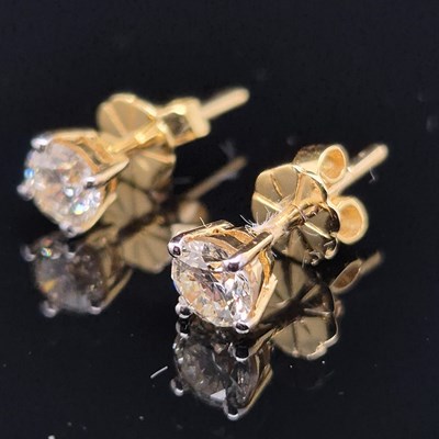 Lot 100 - A pair of round brilliant cut solitaire...