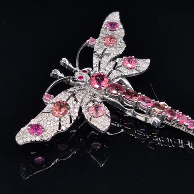 Lot 103 - An ornate dragonfly gemset and diamond brooch....