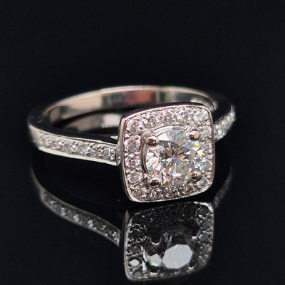 Lot 90a - An 18ct white gold diamond ring. The central...
