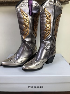 Lot 1164 - A pair of brand new, with tags and box,ladies...