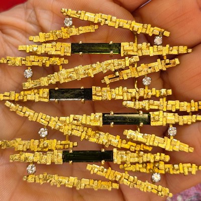 Lot 36a - An 18ct hallmarked gold, Brutalist-style green...