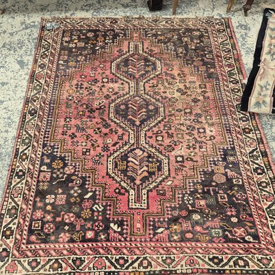 Lot 638 - A Persian Shiraz rug 202 x 160 cm