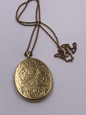 Lot 1050 - A vintage 9ct hallmarked gold large oval...