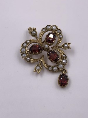 Lot 1052 - A vintage 9ct hallmarked gold garnet and pearl...