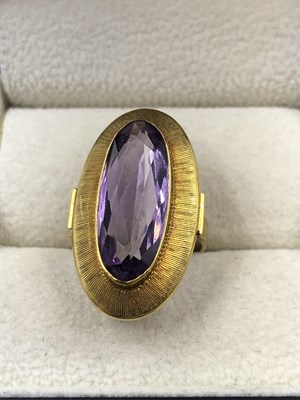 Lot 1002 - A vintage oval gemset ring. Stamped 750, CB...