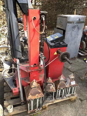 Lot 1317 - A hydraulic tyre changing machine.