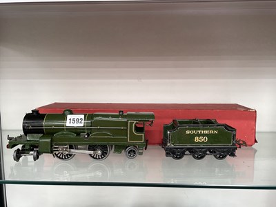 Lot 1592 - A boxed Hornby 0 guage clockwork 'Southern 850'...