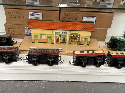 Lot 1609 - A Hornby station platform, four 0 guage...