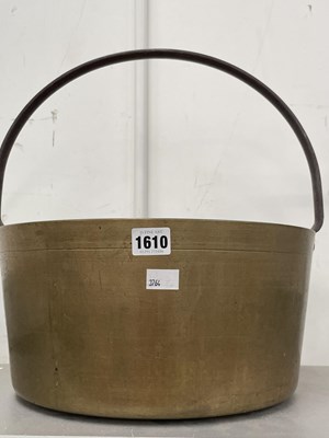 Lot 1610 - A brass jam pan with a fixed iron strap handle