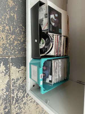 Lot 1662 - 45rpm single records, pop, rock and easy...