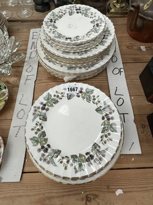 Lot 1667 - Various sized Worcester Lavinia patter plates