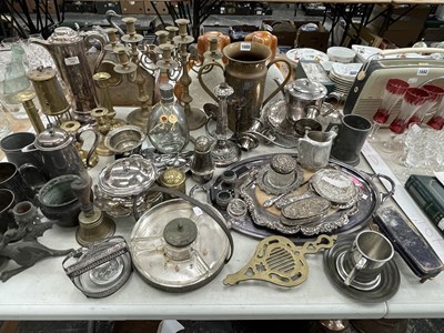 Lot 1689 - Some silver mounted dressing table items,...