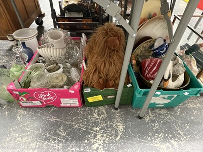 Lot 1722 - A soft toy lion, a swan and other planters,...
