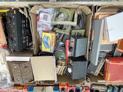 Lot 1763 - Railway set transformers, track side platforms,...