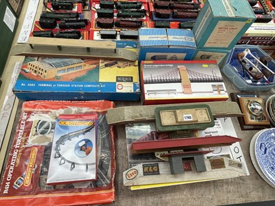Lot 1765 - Hornby and other boxed railway stations,...
