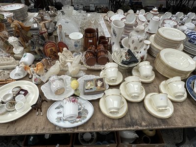 Lot 1797 - Doulton heather pattern tea and dinner wares,...