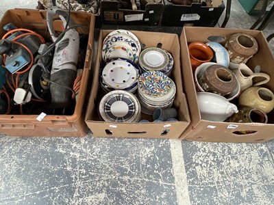 Lot 1798 - A collection of decorative side plates, vases,...