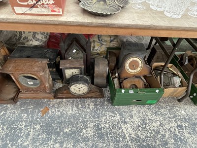 Lot 1810 - A collection of mantel clocks and clock parts