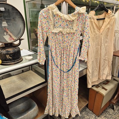 Lot 1172 - Dutchess, made in U.S.A. Vintage floral long...