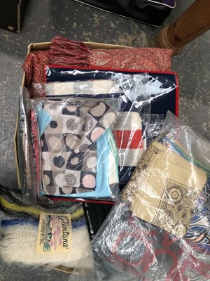 Lot 1227 - Scarves, material, wraps, pockets, etc,...