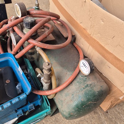 Lot 1421 - A Vintage air compressor
