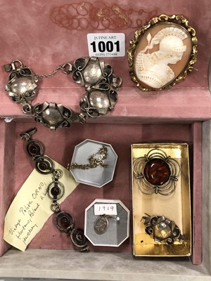 Lot 1001 - An antique oval portrait cameo brooch...