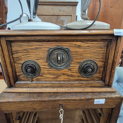Lot 2255 - A 1940s-style radio.