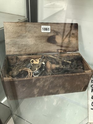 Lot 1861 - A wooden box of clock and watch keys