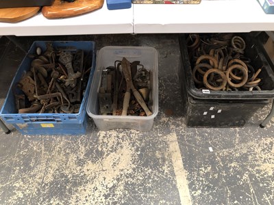 Lot 1900 - Curtain rings, garden tools, usefull and...