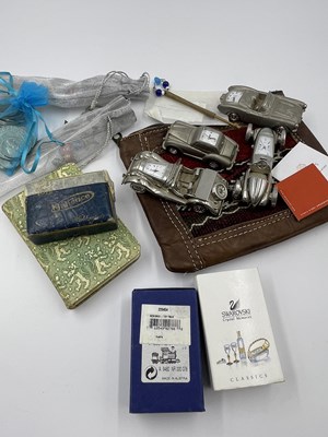 Lot 1054 - Jewellery and collectables, including brooches,...