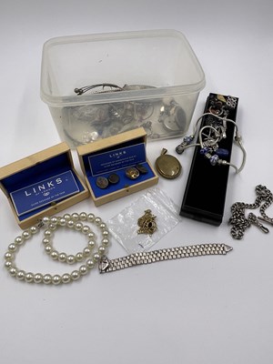 Lot 1058 - Jewellery to include a 9ct hallmarked gold...