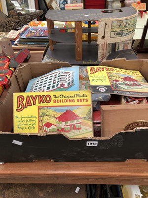 Lot 1918 - A toy Garage, Scalelectrix track, Bayko...