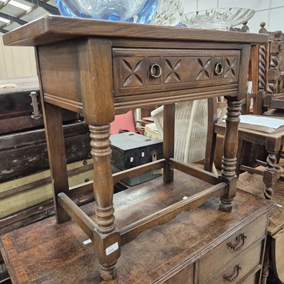 Lot 2306 - An oak side table.