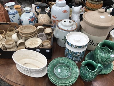 Lot 1950A - Wedgwood cabbage green plates, oatmeal stone...