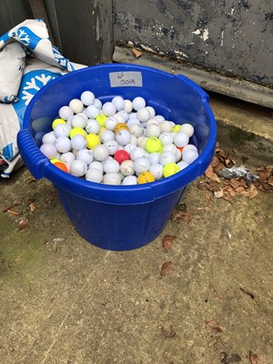 Lot 1301a - A large quantity of golf balls.