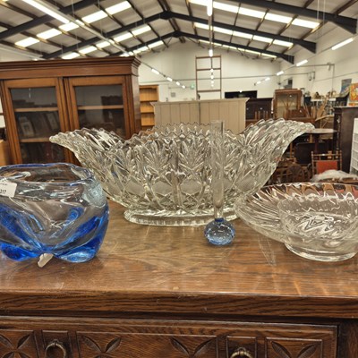 Lot 2317 - Various glass bowls.