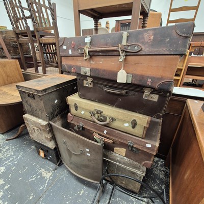 Lot 2332 - A quantity of various luggage, etc.