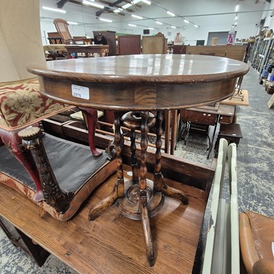 Lot 2575 - An oak occasional table.