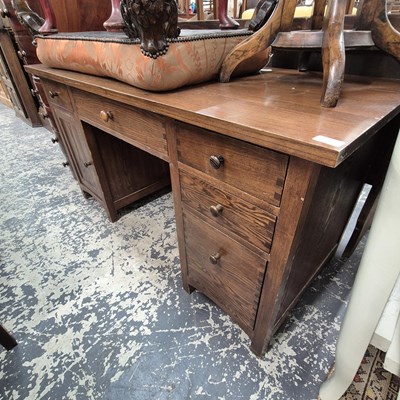 Lot 2576 - An oak pedestal desk by the Cotswold company