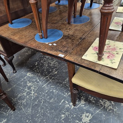 Lot 2618 - An oak gate leg table.