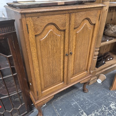 Lot 2690 - An oak side cabinet.