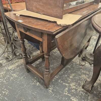 Lot 2739 - A Georgian oak gate leg table.