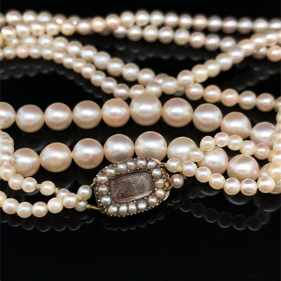 Lot 23 - A vintage double-strand graduated cultured...