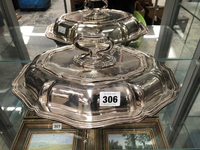 Lot 306 - A hallmarked silver tureen and cover. Gross...