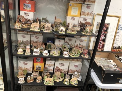 Lot 359 - Lilliput Lane - collection to include Saxon...