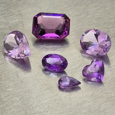 Lot 19 - Six mixed-cut amethyst gemstones. Total carat...