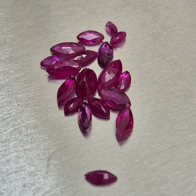Lot 23 - A quantity of maquise-cut loose rubies. Total...