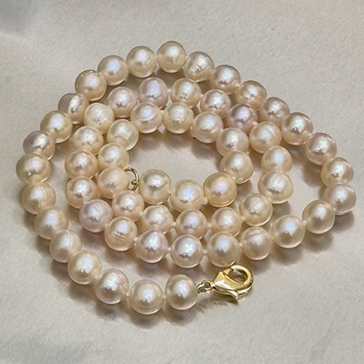 Lot 24 - A cultured pearl necklace fitted with a...