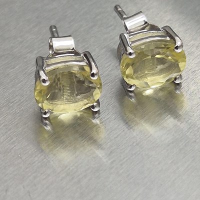 Lot 25 - A pair of lemon quartz stud earrings set in...
