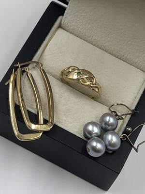 Lot 21 - A vintage 9ct hallmarked gold gem-set serpent...